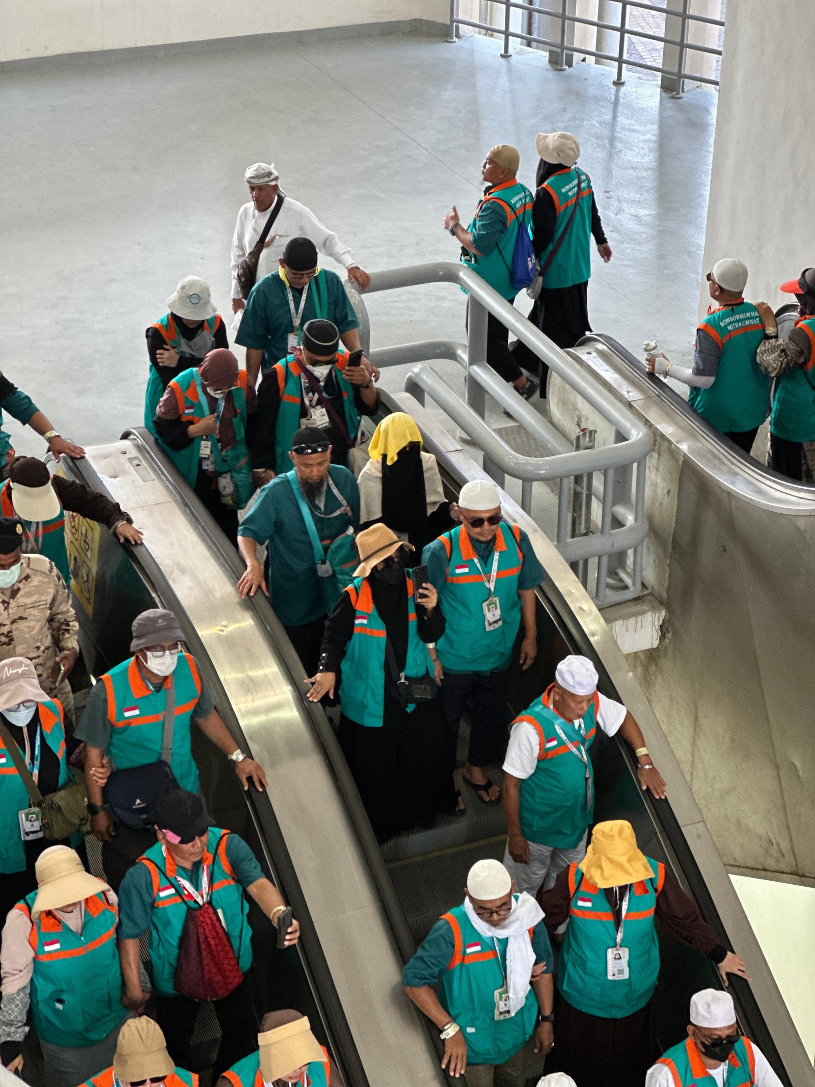 Petugas Medina Mitra Wisata mendampingi jemaah