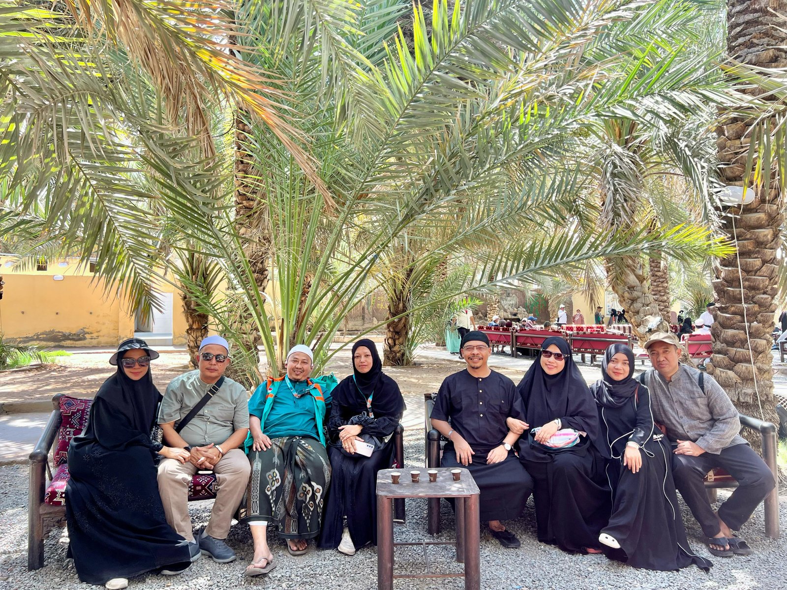 Jemaah Medina Mitra Wisata di kebun kurma